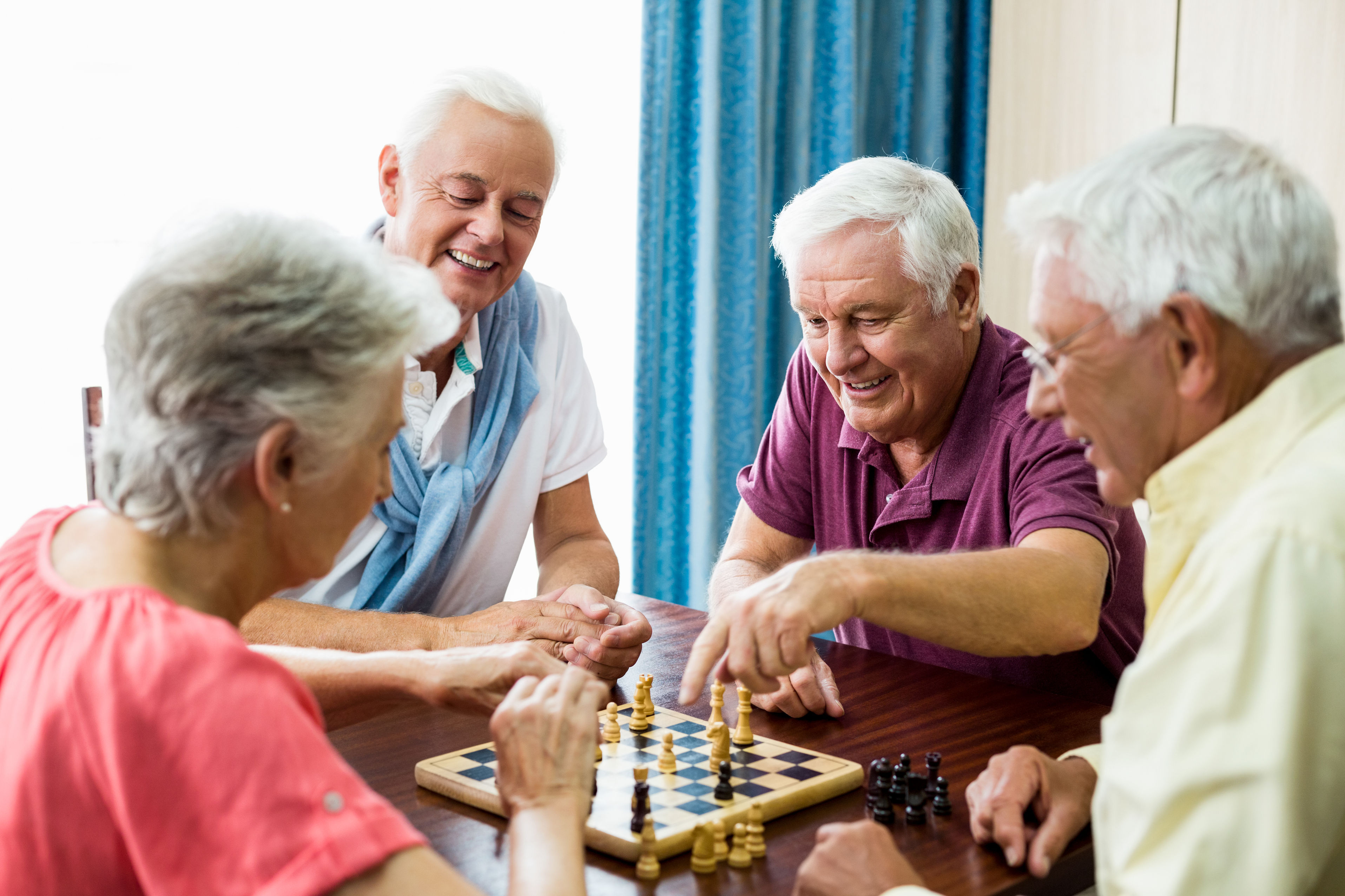 Конкурсы игра для пожилых. Шахматы пенсионеры. Пожилые люди играют в шахматы. Игрушки для пожилых людей. Настольные игры для пожилых людей.